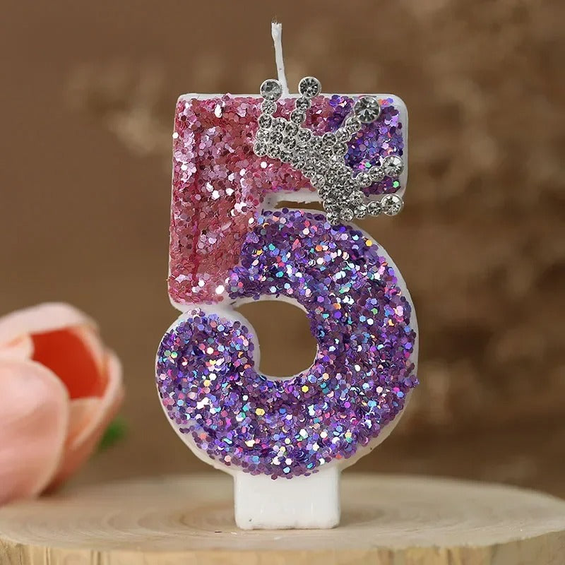 Bougie Anniversaire Couronnée de Lumière, le chiffre de la bougie est le 5.