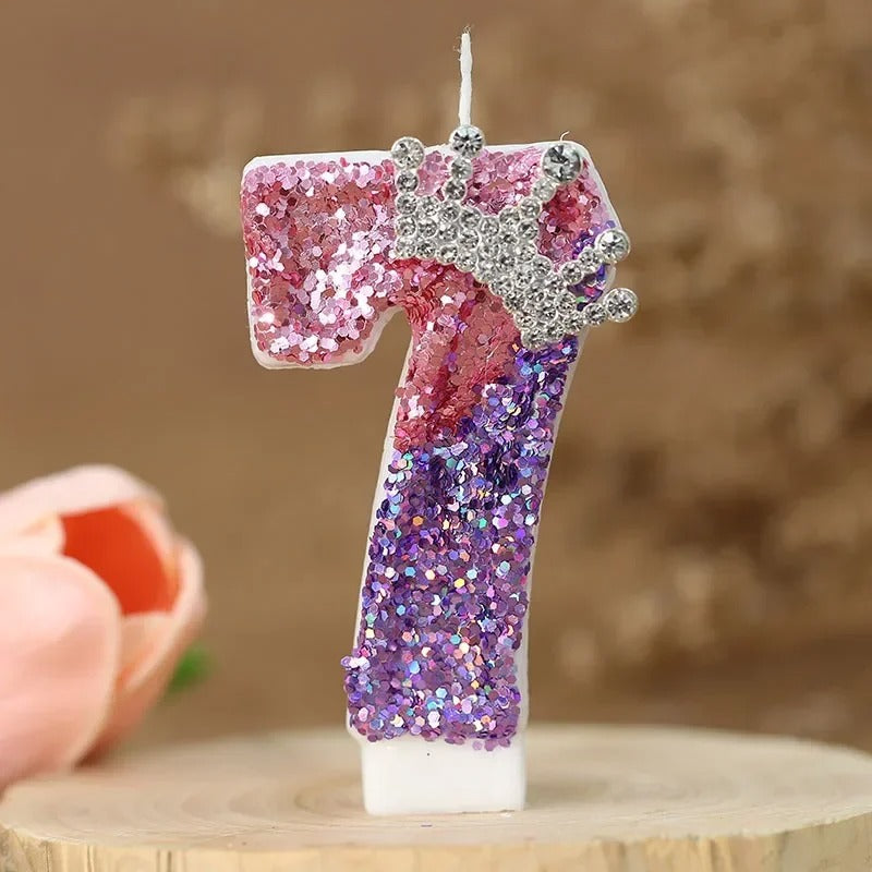 Bougie Anniversaire Couronnée de Lumière, le chiffre de la bougie est le 7.