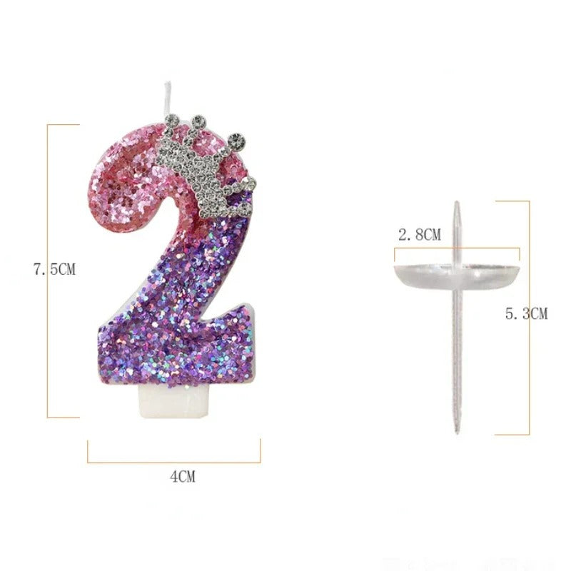 Bougie Anniversaire Couronnée de Lumière, avec ses dimensions. Le chiffre de la bougie est le 2 sur fond blanc.