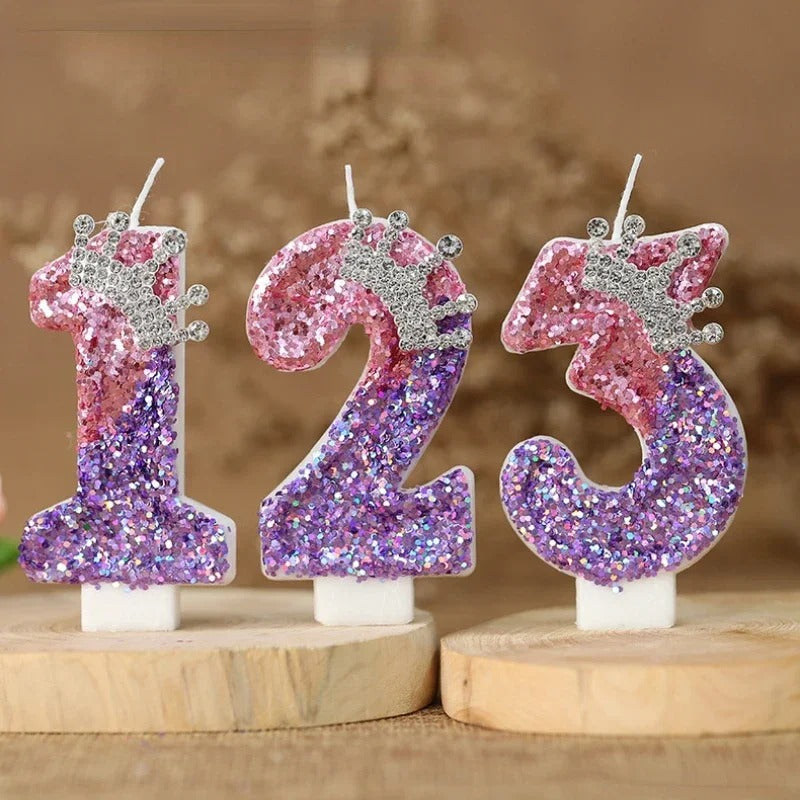 Bougie Anniversaire Couronnée de Lumière, disposée sur des dessous de plat en bois. Les chiffres sont 1, 2 et 3.