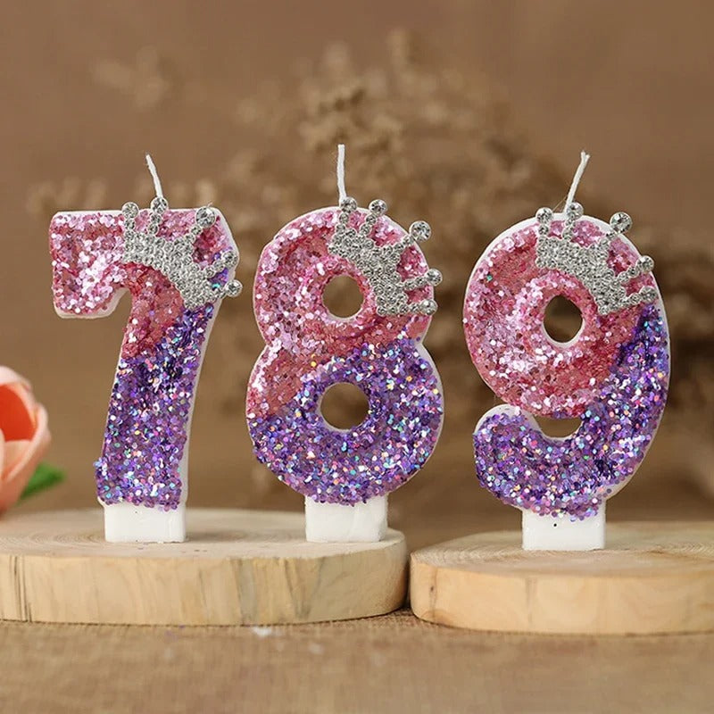 Bougie Anniversaire Couronnée de Lumière. Ambiance naturelle. Les chiffres présents sont le 7, 8 et 9.