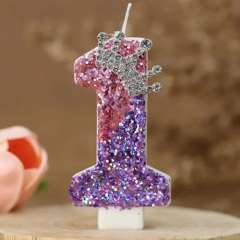 Bougie Anniversaire Couronnée de Lumière, le chiffre de la bougie est le 1.