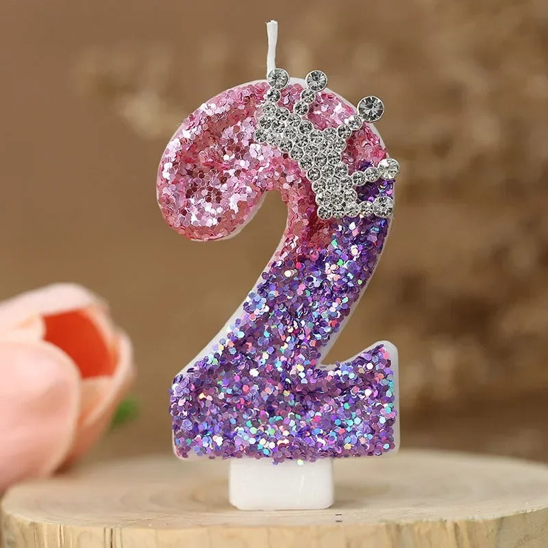 Bougie Anniversaire Couronnée de Lumière, le chiffre de la bougie est le 2.
