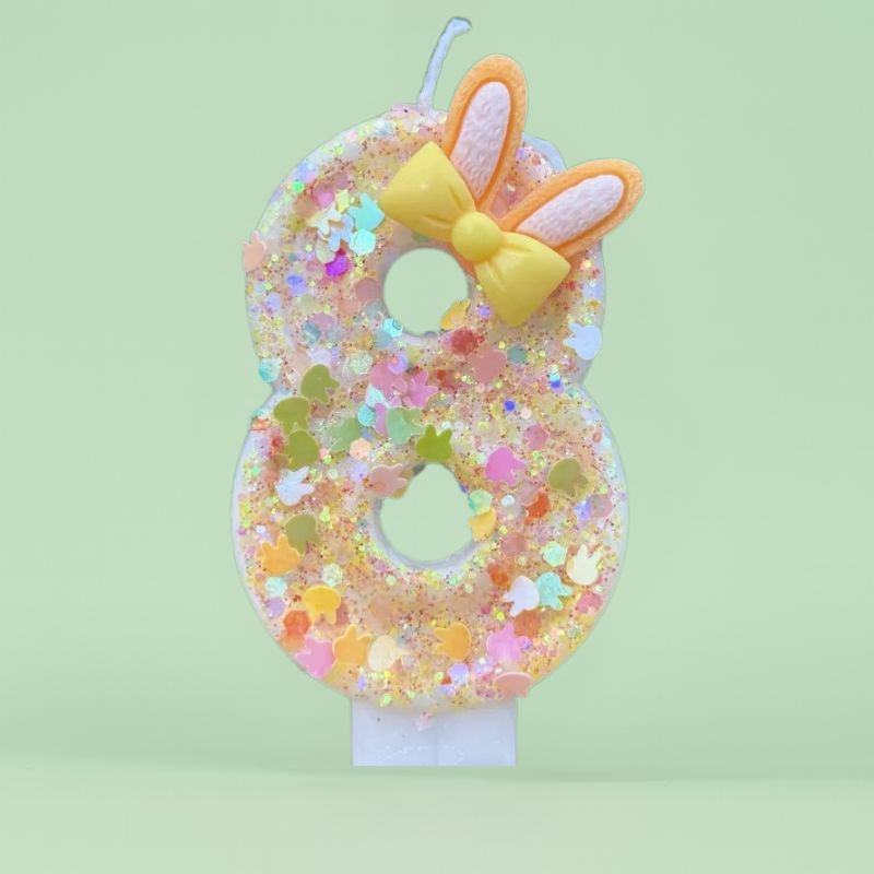 Bougie Anniversaire Douce Fantaisie, le chiffre représenté est le 8 et sur fond vert clair.