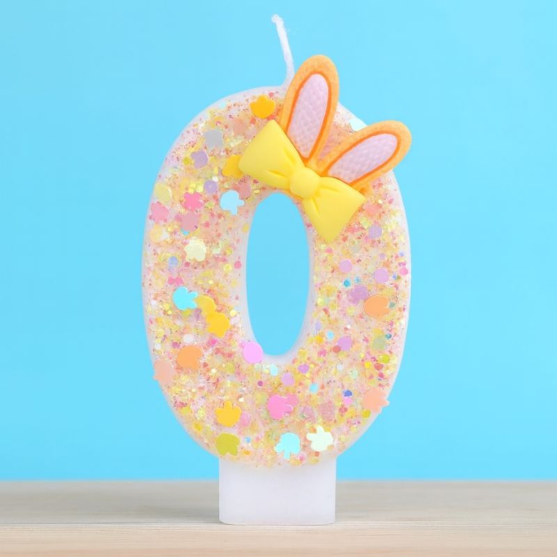 Bougie Anniversaire Douce Fantaisie, le chiffre représenté est le 0 et sur fond bleu.