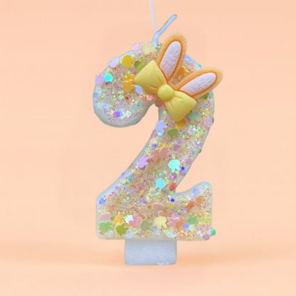 Bougie Anniversaire Douce Fantaisie, le chiffre représenté est le 2 et sur fond beige.