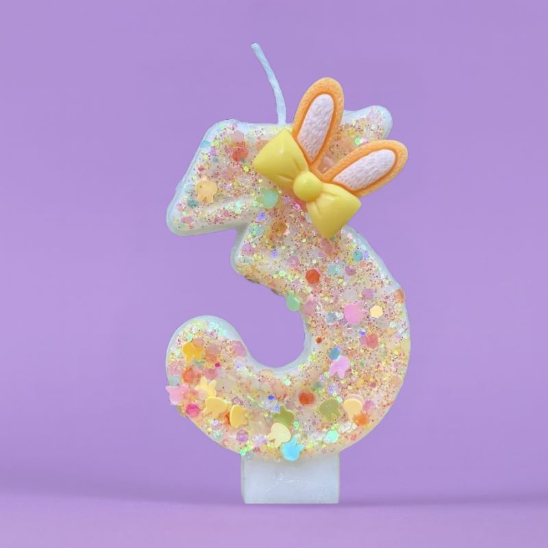 Bougie Anniversaire Douce Fantaisie, le chiffre représenté est le 3 et sur fond violet.