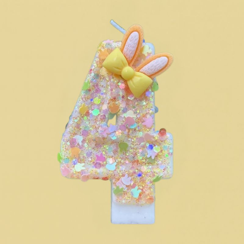 Bougie Anniversaire Douce Fantaisie, le chiffre représenté est le 4 et sur fond jaune.