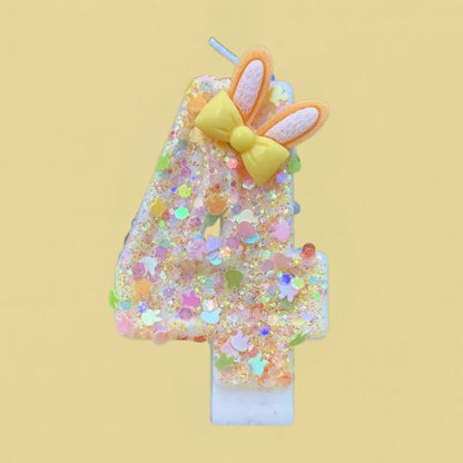 Bougie Anniversaire Douce Fantaisie, le chiffre représenté est le 4 et sur fond jaune.