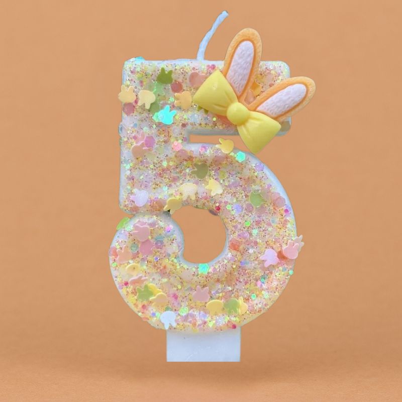 Bougie Anniversaire Douce Fantaisie, le chiffre représenté est le 5 et sur fond orange.