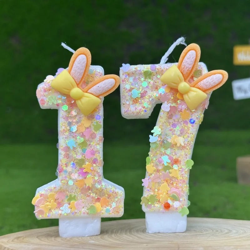 Bougie Anniversaire Douce Fantaisie, disposée sur un plateau en bois et sur fond vert. Les chiffres représentés sont les 1 et 7.