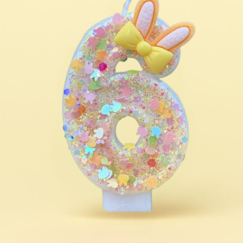 Bougie Anniversaire Douce Fantaisie, le chiffre représenté est le 6 et sur fond jaune.