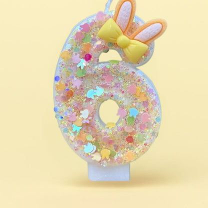 Bougie Anniversaire Douce Fantaisie, le chiffre représenté est le 6 et sur fond jaune.