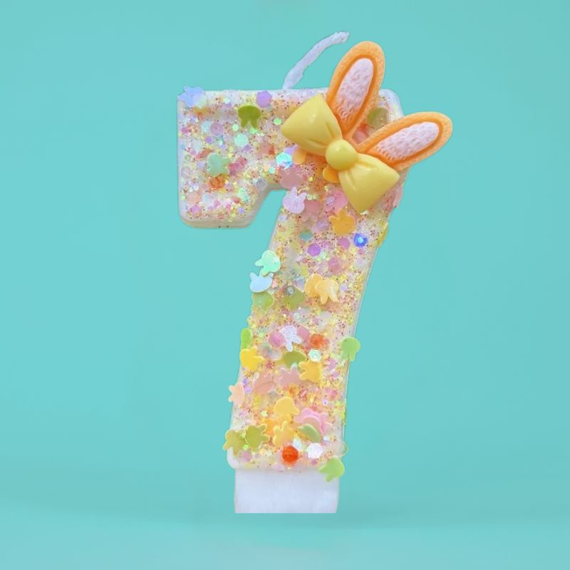 Bougie Anniversaire Douce Fantaisie, le chiffre représenté est le 7 et sur fond turquoise.