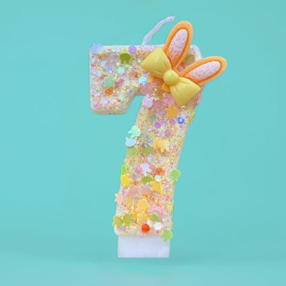 Bougie Anniversaire Douce Fantaisie, le chiffre représenté est le 7 et sur fond turquoise.