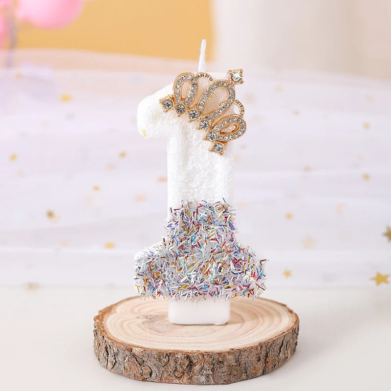 Bougie Anniversaire Édition Prestige, le chiffre de la bougie est le 1, de couleur blanche avec une couronne dorée et posée sur un rondin de bois.