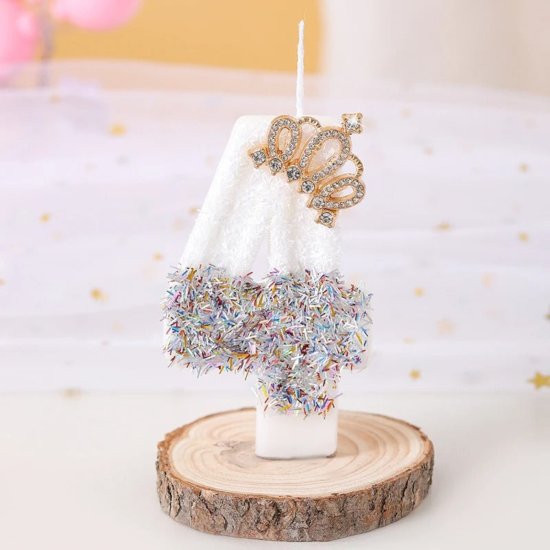 Bougie Anniversaire Édition Prestige, le chiffre de la bougie est le 4, de couleur blanche avec une couronne dorée et posée sur un rondin de bois.