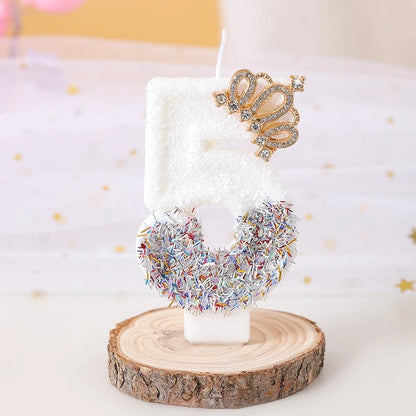 Bougie Anniversaire Édition Prestige, le chiffre de la bougie est le 5, de couleur blanche avec une couronne dorée et posée sur un rondin de bois.