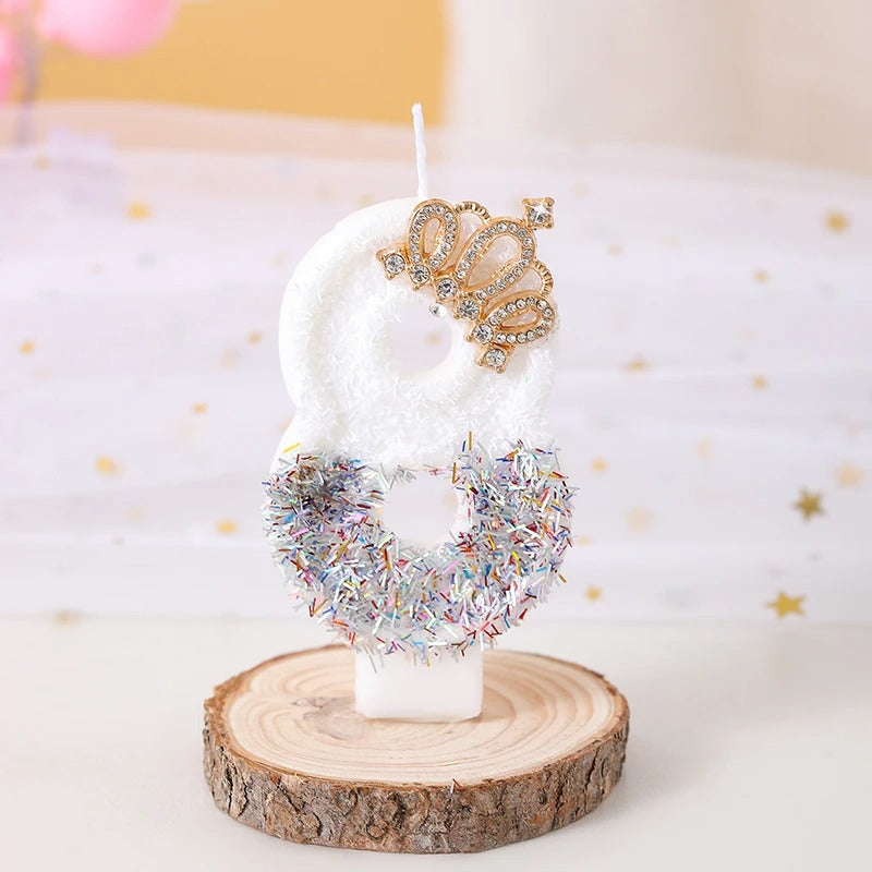 Bougie Anniversaire Édition Prestige, le chiffre de la bougie est le 8, de couleur blanche avec une couronne dorée et posée sur un rondin de bois.
