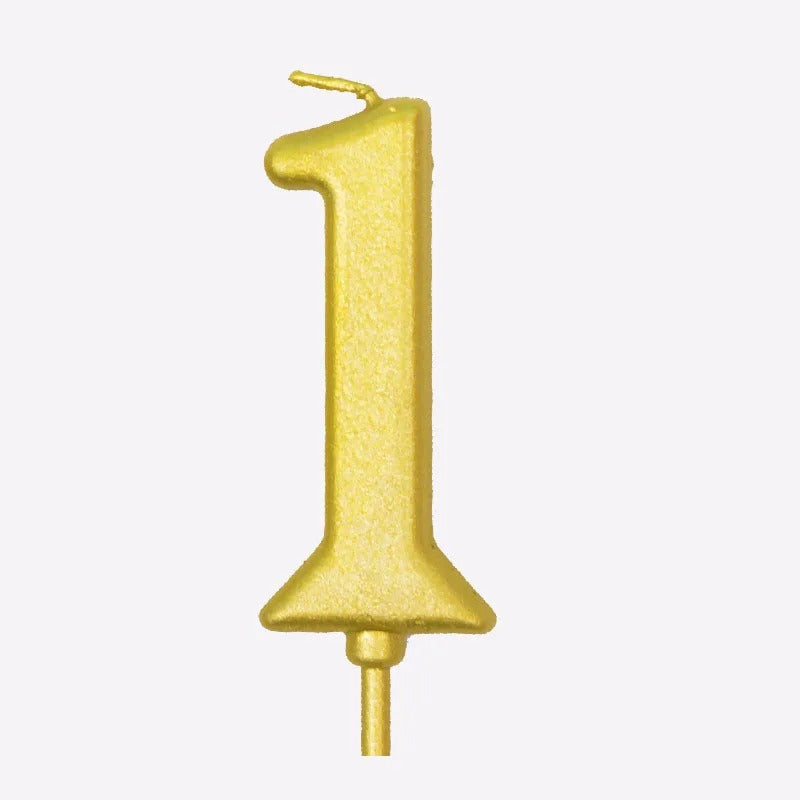 Bougie Anniversaire Élégante Doré, le chiffre est le 1, de couleur doré et sur fond beige clair.