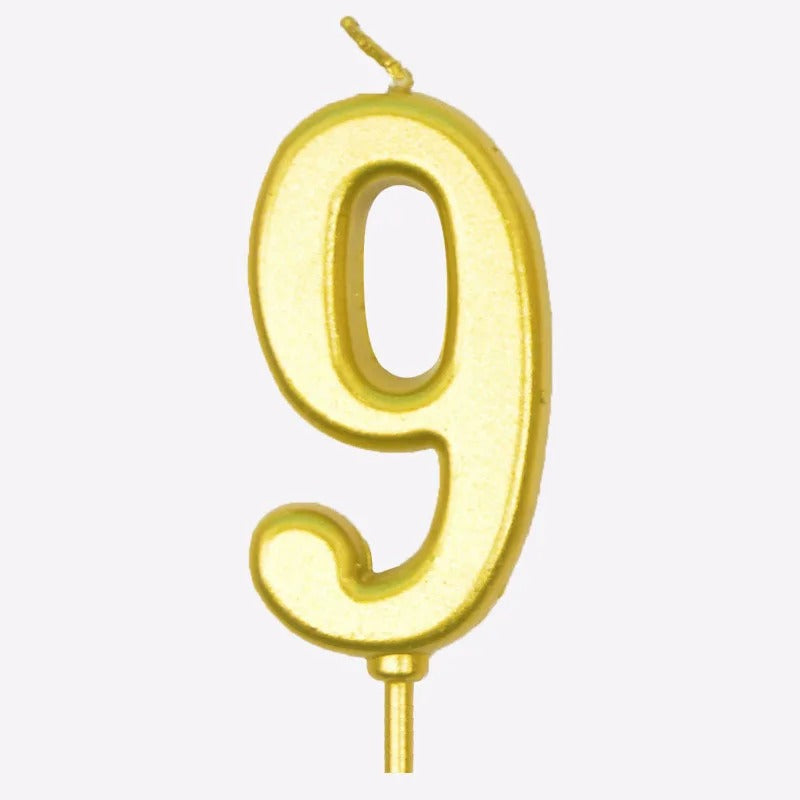 Bougie Anniversaire Élégante Doré, le chiffre représenté est le 9 et sur fond blanc.