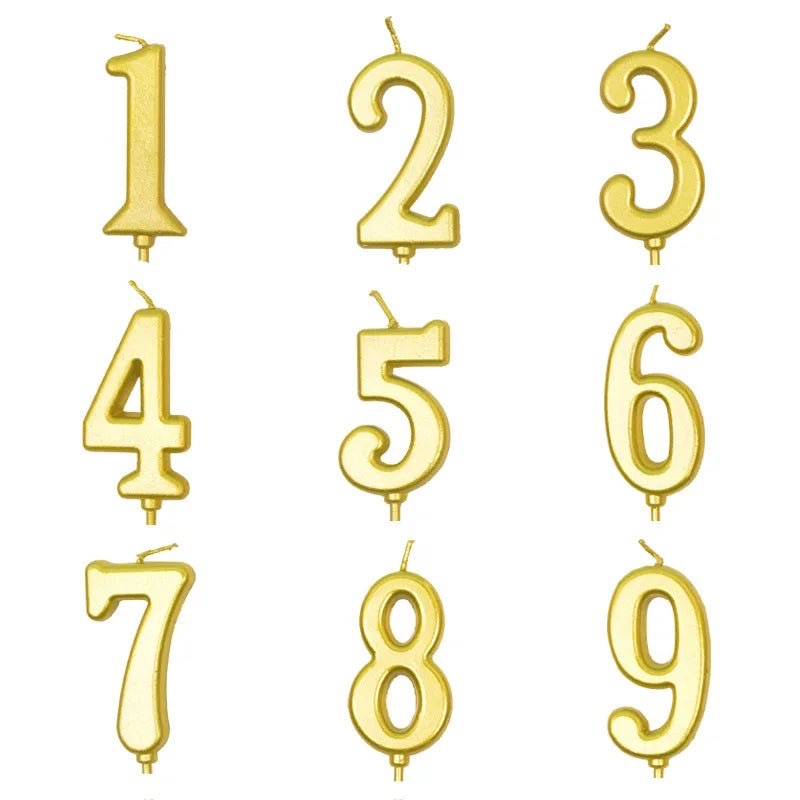 Bougie Anniversaire Élégante Doré, tous les chiffres sont représentés et sur fond blanc.