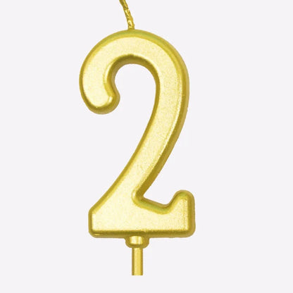 Bougie Anniversaire Élégante Doré, le chiffre représenté est le 2 et sur fond blanc.
