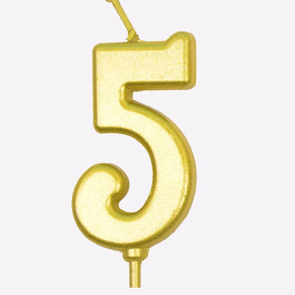 Bougie Anniversaire Élégante Doré, le chiffre représenté est le 5 et sur fond blanc.
