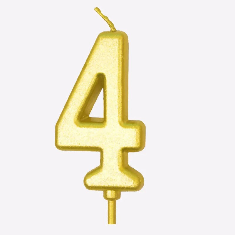 Bougie Anniversaire Élégante Doré, le chiffre représenté est le 4 et sur fond blanc.