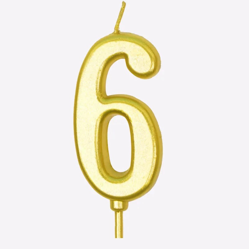 Bougie Anniversaire Élégante Doré, le chiffre représenté est le 6 et sur fond blanc.