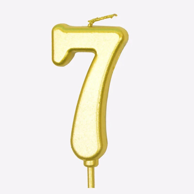 Bougie Anniversaire Élégante Doré, le chiffre représenté est le 7 et sur fond blanc.