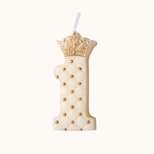 Bougie Anniversaire Élégante Haute Couture, le chiffre de la bougie est le un, de couleur blanche et sur fond beige clair.