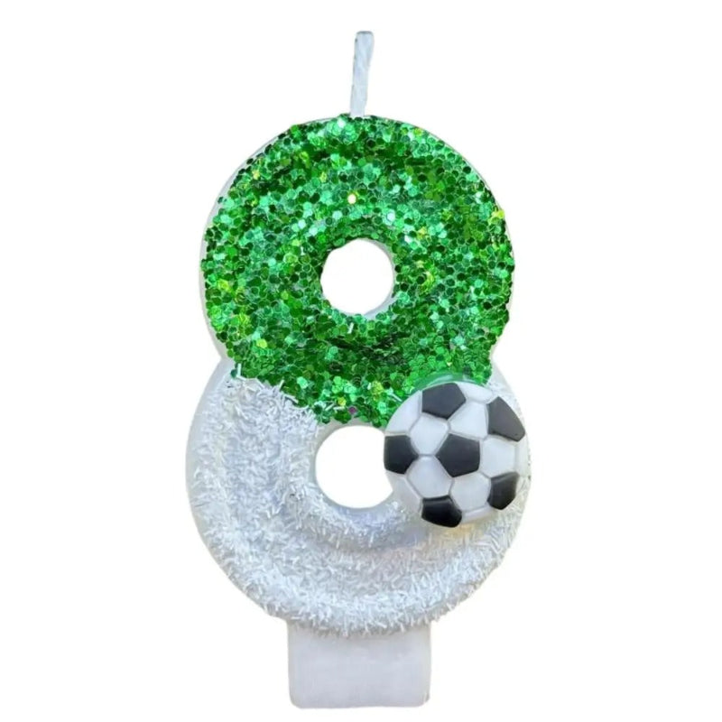 Bougie Anniversaire Fan de Football, le chiffre représente est le 8, de couleur vert et blanc avec un petit ballon posé sur celle-ci et sur fond blanc.