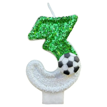 Bougie Anniversaire Fan de Football, le chiffre représente est le 3, de couleur vert et blanc avec un petit ballon posé sur celle-ci et sur fond blanc.