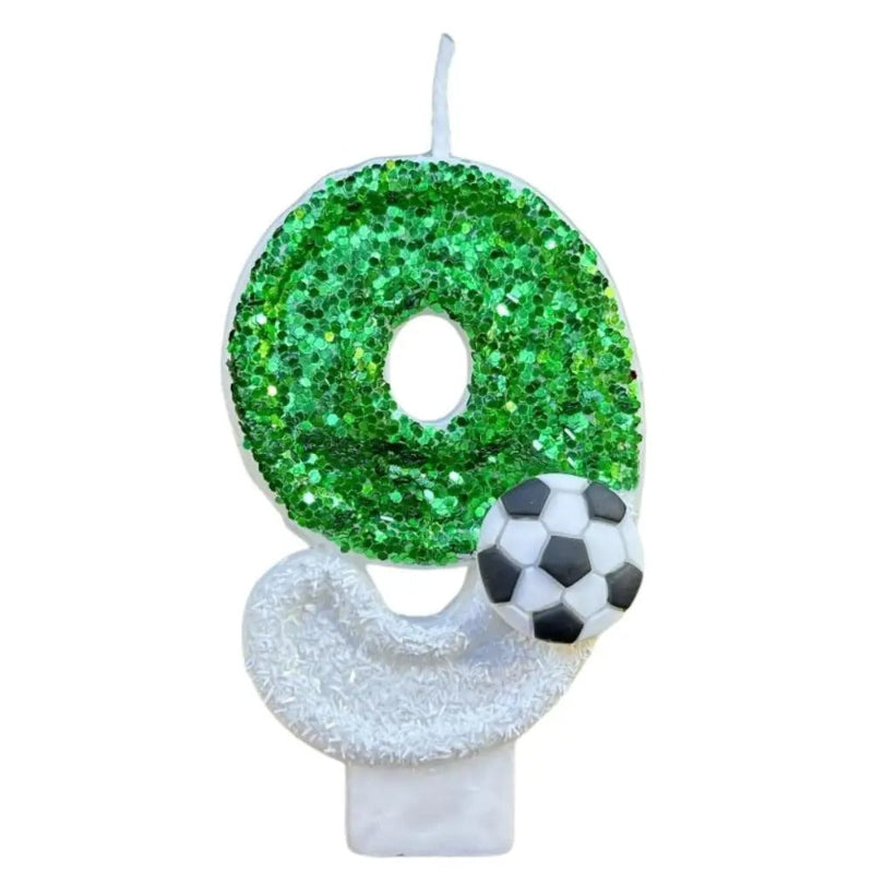 Bougie Anniversaire Fan de Football, le chiffre représente est le 9, de couleur vert et blanc avec un petit ballon posé sur celle-ci et sur fond blanc.