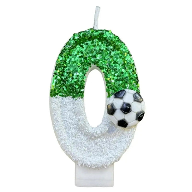 Bougie Anniversaire Fan de Football, le chiffre représente est le 0, de couleur vert et blanc avec un petit ballon posé sur celle-ci et sur fond blanc.