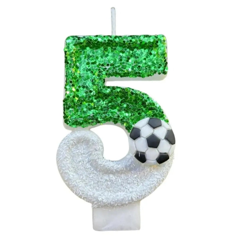 Bougie Anniversaire Fan de Football, le chiffre représente est le 5, de couleur vert et blanc avec un petit ballon posé sur celle-ci et sur fond blanc.
