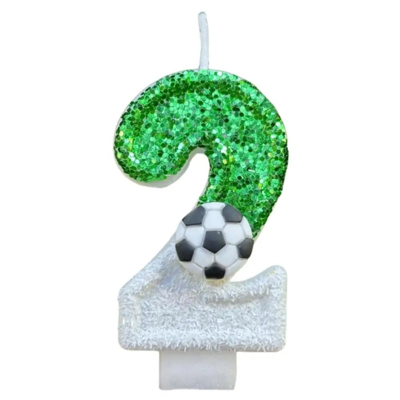 Bougie Anniversaire Fan de Football, le chiffre représente est le 2, de couleur vert et blanc avec un petit ballon posé sur celle-ci et sur fond blanc.