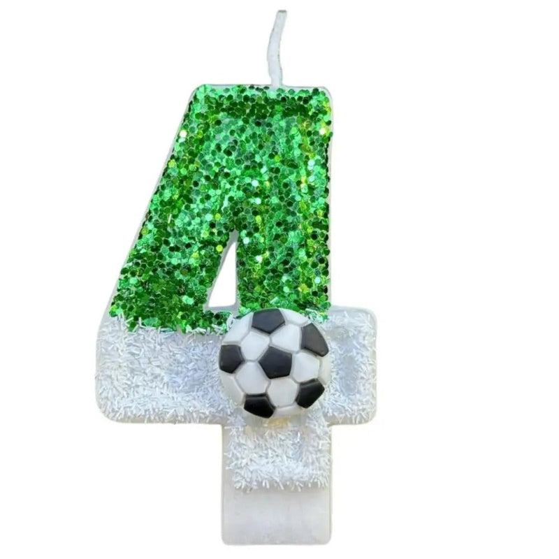 Bougie Anniversaire Fan de Football, le chiffre représente est le 4, de couleur vert et blanc avec un petit ballon posé sur celle-ci et sur fond blanc.