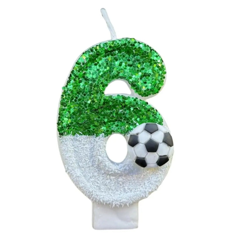 Bougie Anniversaire Fan de Football, le chiffre représente est le 6, de couleur vert et blanc avec un petit ballon posé sur celle-ci et sur fond blanc.