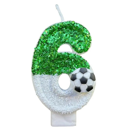 Bougie Anniversaire Fan de Football, le chiffre représente est le 6, de couleur vert et blanc avec un petit ballon posé sur celle-ci et sur fond blanc.