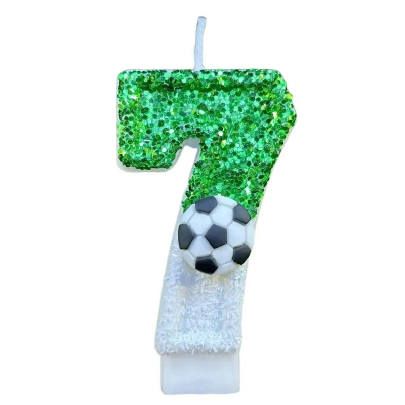Bougie Anniversaire Fan de Football, le chiffre représente est le 7, de couleur vert et blanc avec un petit ballon posé sur celle-ci et sur fond blanc.