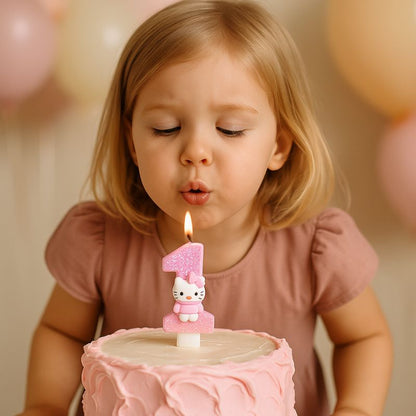 Bougie Anniversaire Girly, posée sur un gâteau d'anniversaire et une petite fille souffle dessus. La bougie est de couleur rose et le chiffre est le 1.