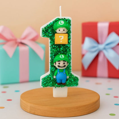 Bougie Anniversaire Héros Fantastique, la bougie est posée sur un plateau en bois, elle est de couleur vert pailleté et avec des personnes dessus.