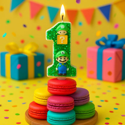 Bougie Anniversaire Héros Fantastique, la bougie est allumée et posée sur des macarons, ambiance festive.