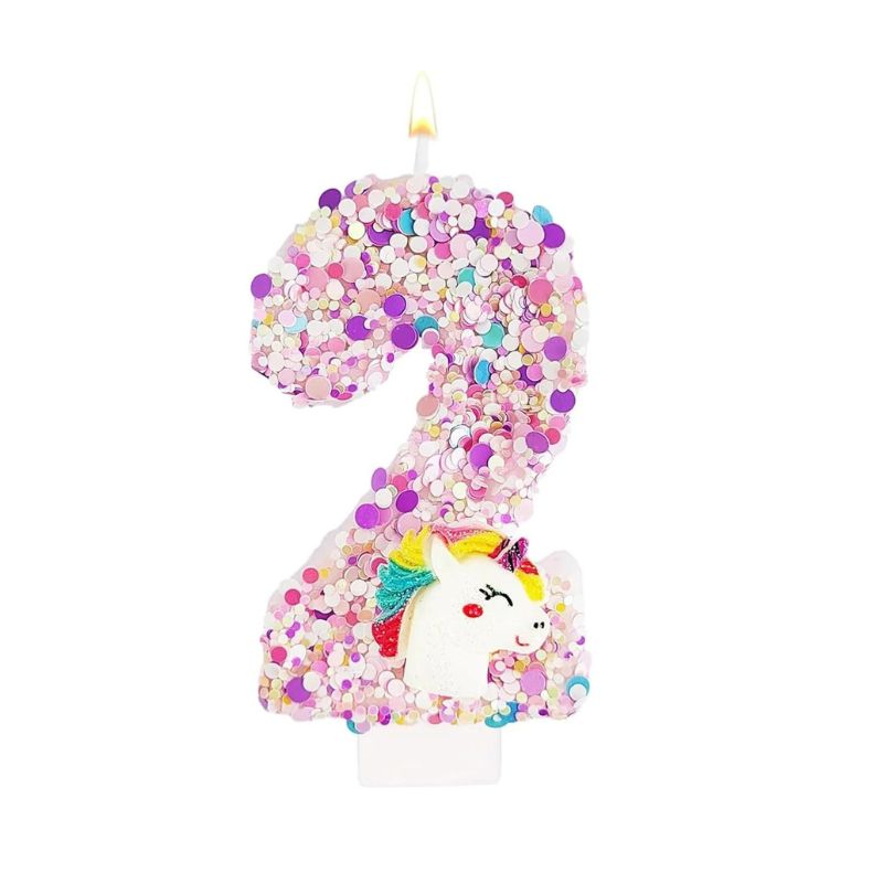 Bougie Anniversaire Licorne Explosion de Paillettes, le chiffre de la bougie est le 2. De couleur rose et sur fond blanc.