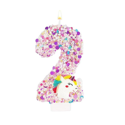 Bougie Anniversaire Licorne Explosion de Paillettes, le chiffre de la bougie est le 2. De couleur rose et sur fond blanc.