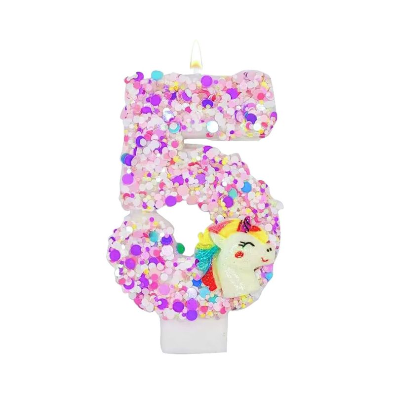 Bougie Anniversaire Licorne Explosion de Paillettes, le chiffre de la bougie est le 5. De couleur rose et sur fond blanc.