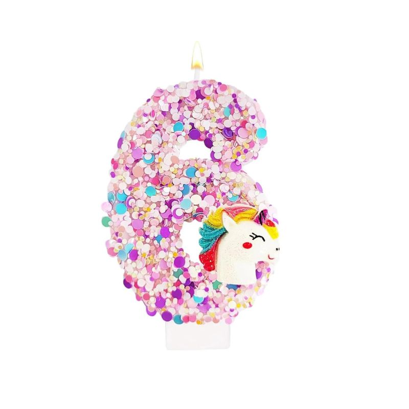 Bougie Anniversaire Licorne Explosion de Paillettes, le chiffre de la bougie est le 6. De couleur rose et sur fond blanc.
