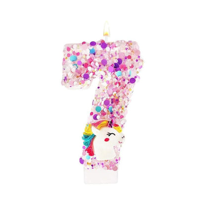 Bougie Anniversaire Licorne Explosion de Paillettes, le chiffre de la bougie est le 7. De couleur rose et sur fond blanc.